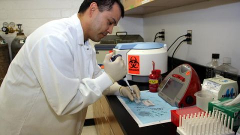 El profesor de bioquímica Jorge Torres en un laboratorio del Centro Jonsson de Investigaciones contra el cáncer de UCLA.