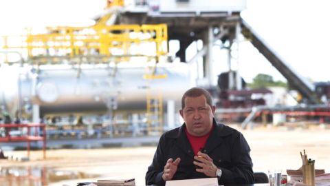 El presidente venezolano, Hugo Chávez (i), quien retoma su programa  'Aló, Presidente'.