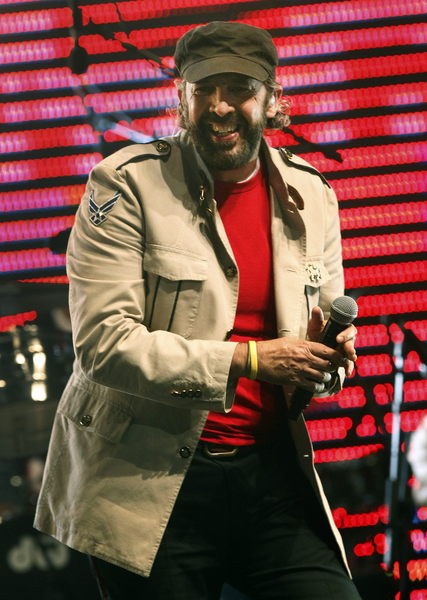 El artista dominicano Juan Luis Guerra se presentó con su banda en un concierto en el Movistar Arena y deleitó a miles de chilenos.