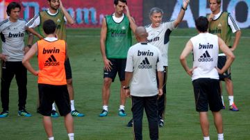 Jose Mourinho habla con sus merengues de cara al crucial partido de hoy, en la Rosaleda, donde enfrentarán a un crecido Málaga.