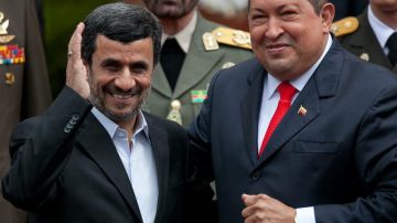 Hugo Chávez recibió a su homólogo iraní en medio de abrazos.