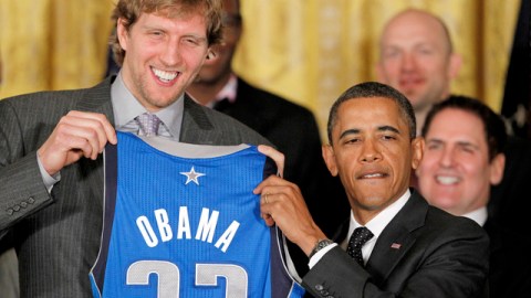 Dirk Nowitzki, capitán de los Mavericks, muestra la camiseta que le fue obsequiada al presidente Obama.