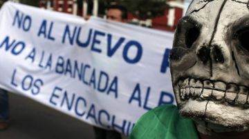 Un grupo de manifestantes grita contra el presidente de Nicaragua, Daniel Ortega,ayer, en Managua (Nicaragua).