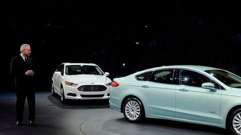 Derrick Kuzak, vicepresidente de Desarrollo Global de Productos de Ford, presenta el Ford Fusion 2013, en el Salón Internacional del Automóvil de Detroit. Por lo menos 40 vehículos más hicieron su debut.