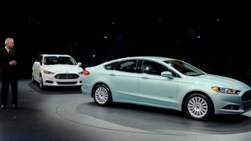 Derrick Kuzak, vicepresidente de Desarrollo Global de Productos de Ford, presenta el Ford Fusion 2013, en el Salón Internacional del Automóvil de Detroit. Por lo menos 40 vehículos más hicieron su debut.