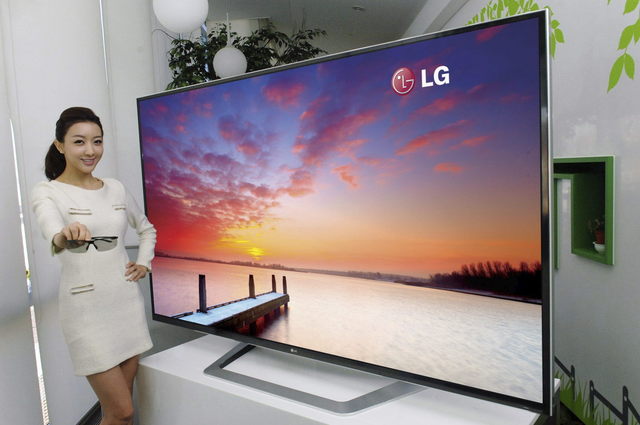 Una modelo muestra el nuevo televisor de LG Electronics de 84 pulgadas que la compañía presentó ayer en Las Vegas.