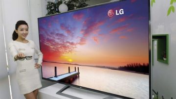 Una modelo muestra el nuevo televisor de LG Electronics de 84 pulgadas que la compañía presentó ayer en Las Vegas.
