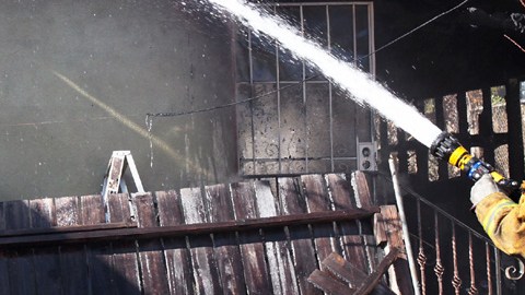 Los incendios han ocurrido a cerca de 10 pies de algunas viviendas.