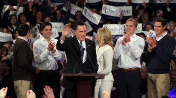 Mitt Romney saluda a sus simpatizantes en New Hampshire University, en Manchester.