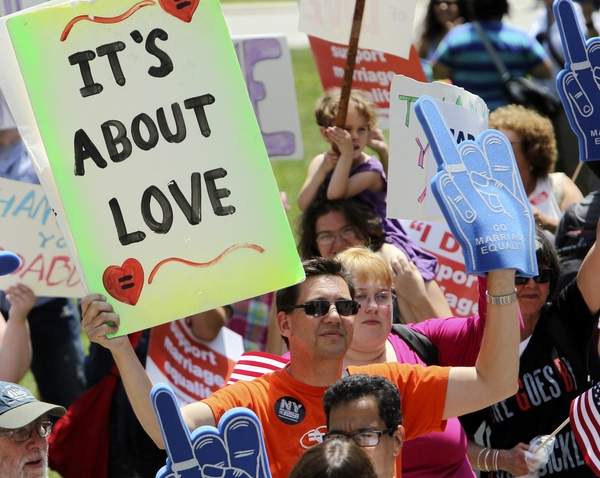 Una reciente encuesta reveló que el 53% de los  estadounidenses  cree que el gobierno federal debería reconocer legalmente los matrimonios gay.