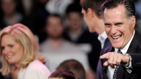 Romney festeja en Manchester con su familia y sus partidarios tras vencer anoche.