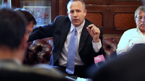En diciembre pasado, el líder del Senado, Darrell Steinberg, demócrata de Sacramento, pidió al gobernador Jerry Brown parar los cobros