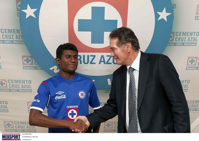 El director deportivo de Cruz Azul, Alberto Quintano, (der.) le da la bienvenida al delantero brasileño 'Maranhao' en una ceremonia oficial  realizada ayer en las instalaciones de La Máquina.