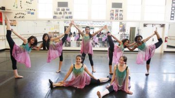Estudiantes en una clase de ballet de la escuela magnet de Pacoima. El LAUSD considera permitir a estudiantes solicitar ingreso a hasta tres magnets.