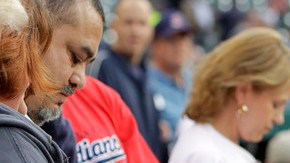 Vizquel firma autógrafos con el uniforme de los Medias Blancas.