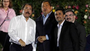 El reelecto presidente de Nicaragua Daniel Ortega (izq), acompañado de Hugo Chávez (centro), y Mahmud Ahmadineyad, de Irán.