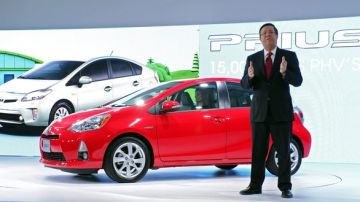 El presidente de Toyota en EEUU, Jim Lentz, presenta el nuevo Prius C en el Salón Internacional del Automóvil de Detroit.
