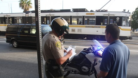 Cualquier persona familiar o conocida del conductor indocumentado que tenga una licencia de manejo podía llevarse el auto.