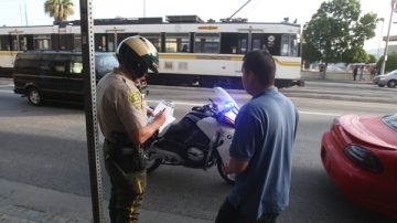 Un niño de 6 años fue multado por un policía de tránsito tras chocar su moto de juguete.