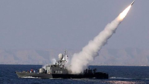 Maniobras militares en el mar de Omán cerca del estrecho de Ormuz.