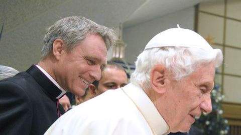 Yitzhak Yadid, un funcionario del zoológico de Roma, muestra el cocodrilo al Papa.