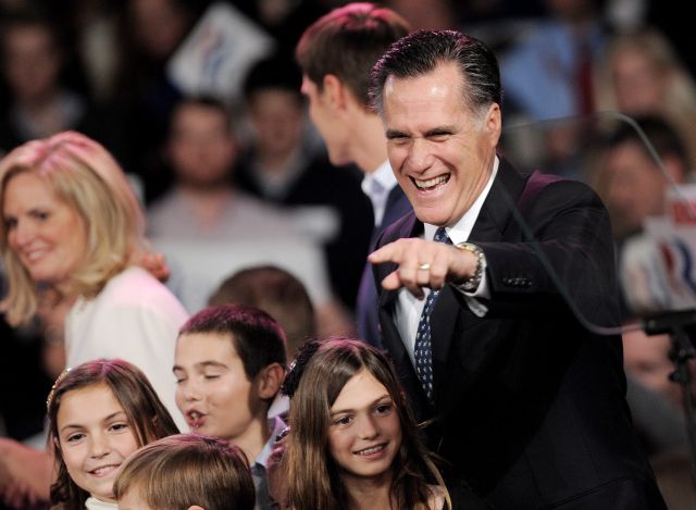 El candidato presidencial republicano Mitt Romney saluda a partidarios en compañía de su familia.