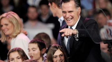 El candidato presidencial republicano Mitt Romney saluda a partidarios en compañía de su familia.