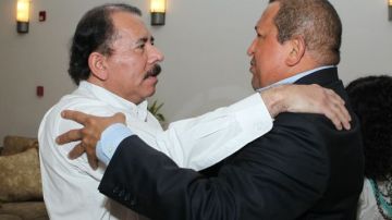 El presidente nicaragüense Daniel Ortega, recibe a su homólogo venezolano, Hugo Chávez.
