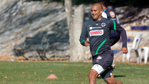 Humberto Suazo se muestra contento en su séptimo día de entrenamiento apartado del primer equipo.