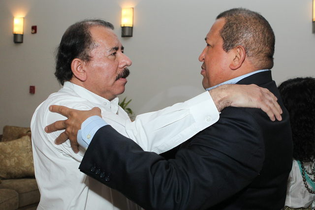 El presidente nicaragüense Daniel Ortega (i), recibiendo a su homólogo venezolano, Hugo Chávez (d), a su llegada a Managua.