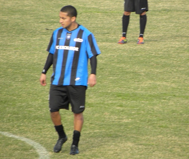 Roy Hernández en acción con su número nueve en la espalda durante un partido de pretemporada con su nuevo equipo, el FC Excélsior de la Segunda División de México.
