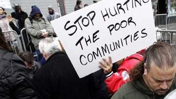 Unas 300 personas pidieron al Alcalde que vuelva a permitir que se alquilen espacios públicos a las iglesias