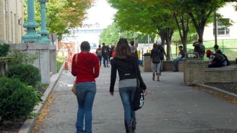 En general, las mujeres perciben menos salario que los hombres.
