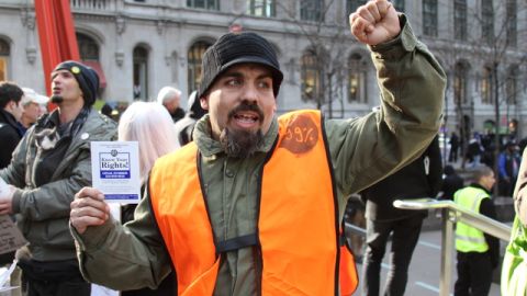 Julio Rolón miembro de los 'indignados' celebró ayer la reapertura del parque Zuccotti.