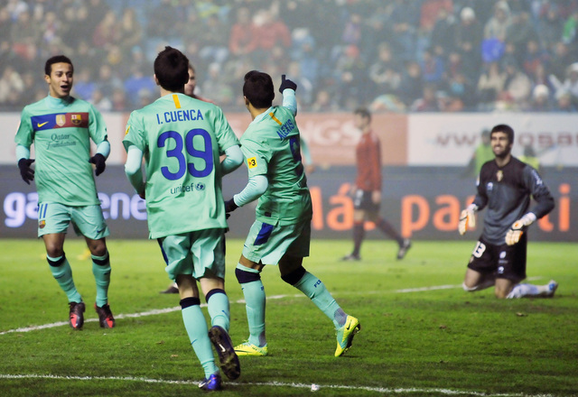 Alexis Alejandro (segundo de la der.) celebra con sus compañeros la anotación del empate sobre  Osasuna, ayer, en el Estadio Reyno de Navarra.