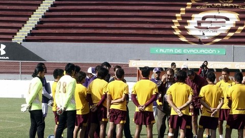Jugadores de Estudiantes escuchan a Jose Antonio Leaño, propietario del equipo.