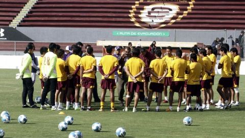 Jugadores de Estudiantes escuchan a Jose Antonio Leaño, propietario del equipo.