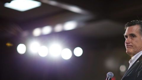 Las creencias religiosas de Romney no convencen al grupo evangélico.