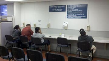 Desocupados acuden a la oficina del Departamento de Empleo en Sacramento en busca de asesoría.