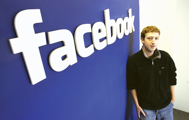 Mark Zuckerberg posa en las oficinas centrales de la red social Facebook en Palo Alto, California.