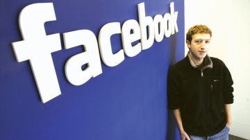 Mark Zuckerberg posa en las oficinas centrales de la red social Facebook en Palo Alto, California.