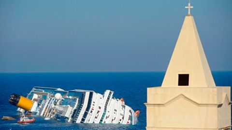 Vista del mayor crucero italiano, el “Costa Concordia”, que naufragó este viernes con 4,229 ocupantes a bordo.