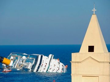 Vista del mayor crucero italiano, el “Costa Concordia”, que naufragó este viernes con 4,229 ocupantes a bordo.