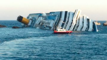 El Costa Concordia, que llevaba 4,229 ocupantes a bordo, naufraga en aguas de la isla de Giglio, en el norte de Italia.