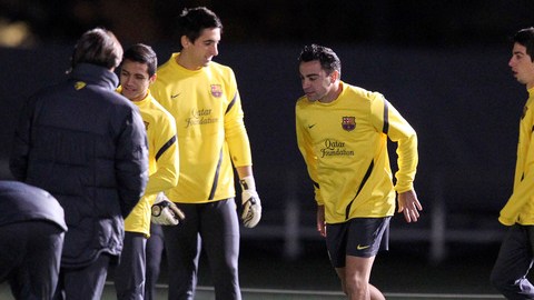 Xavi (centro), quien cumple hoy una cifra mágica vestido de azulgrana, en la práctica del Barsa junto a Alexis, Cuenca y Fábregas.
