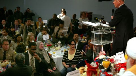 El  gobernador Jerry Brown, habló ante unas 300 personas que   representan a diversas organizaciones religiosas: cristianas, judías, musulmanas, budistas y de otros credos.