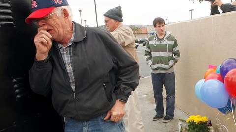 Dolientes que conocieron al último  desamparado que fue asesinado el viernes, colocan flores en el lugar del crimen.