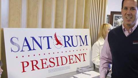 El precandidato presidencial republicano y ex senador de Pennsylvania Rick Santorum, arriba a la oficina de su campaña en en Greenville, Carolina del Sur.