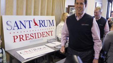 El precandidato presidencial republicano y ex senador de Pennsylvania Rick Santorum, arriba a la oficina de su campaña en en Greenville, Carolina del Sur.