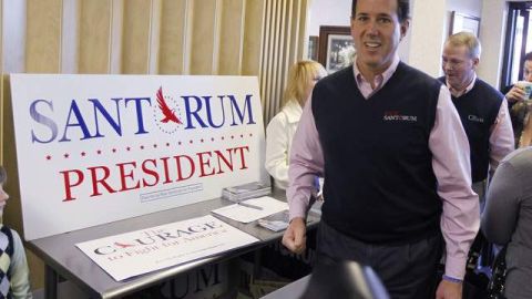 El precandidato presidencial republicano y ex senador de Pennsylvania Rick Santorum, arriba a la oficina de su campaña en en Greenville, Carolina del Sur.